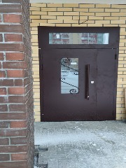 Установлены входные двери в подъезды и офисные помещения